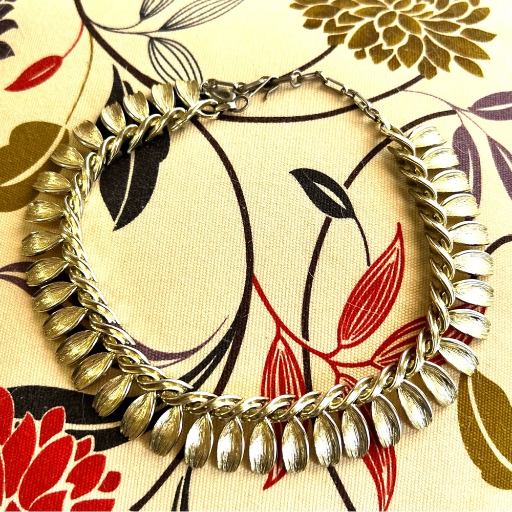 Vintage Lisner Bold Gold Statement Women's Necklace - Picture 3 of 6
